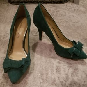 Fabulous evergreen suede pumps